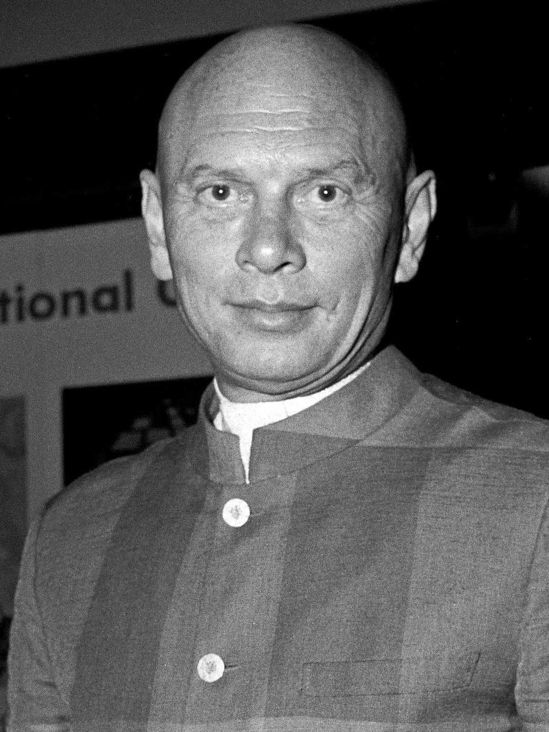 How tall is Yul Brynner?